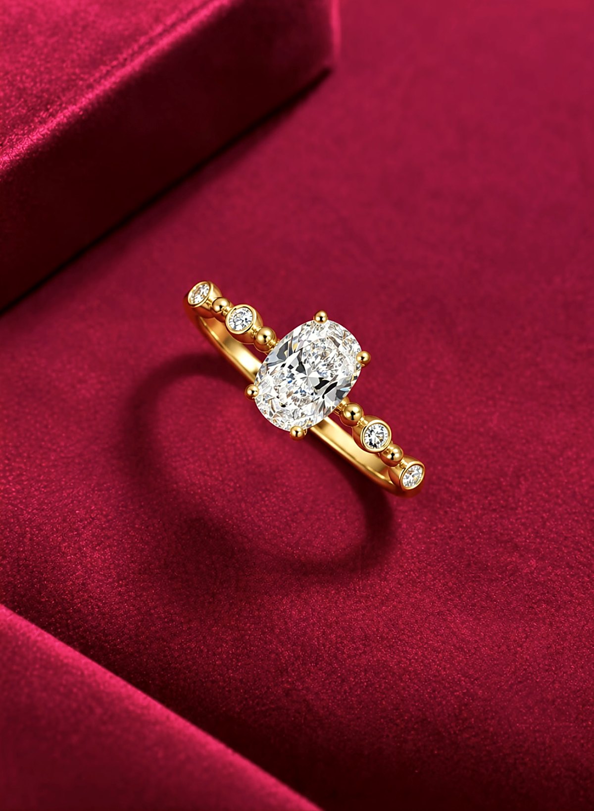Bague de fiançailles dorée à pierre claire taille ovale, anneau ponctué de petites pierres